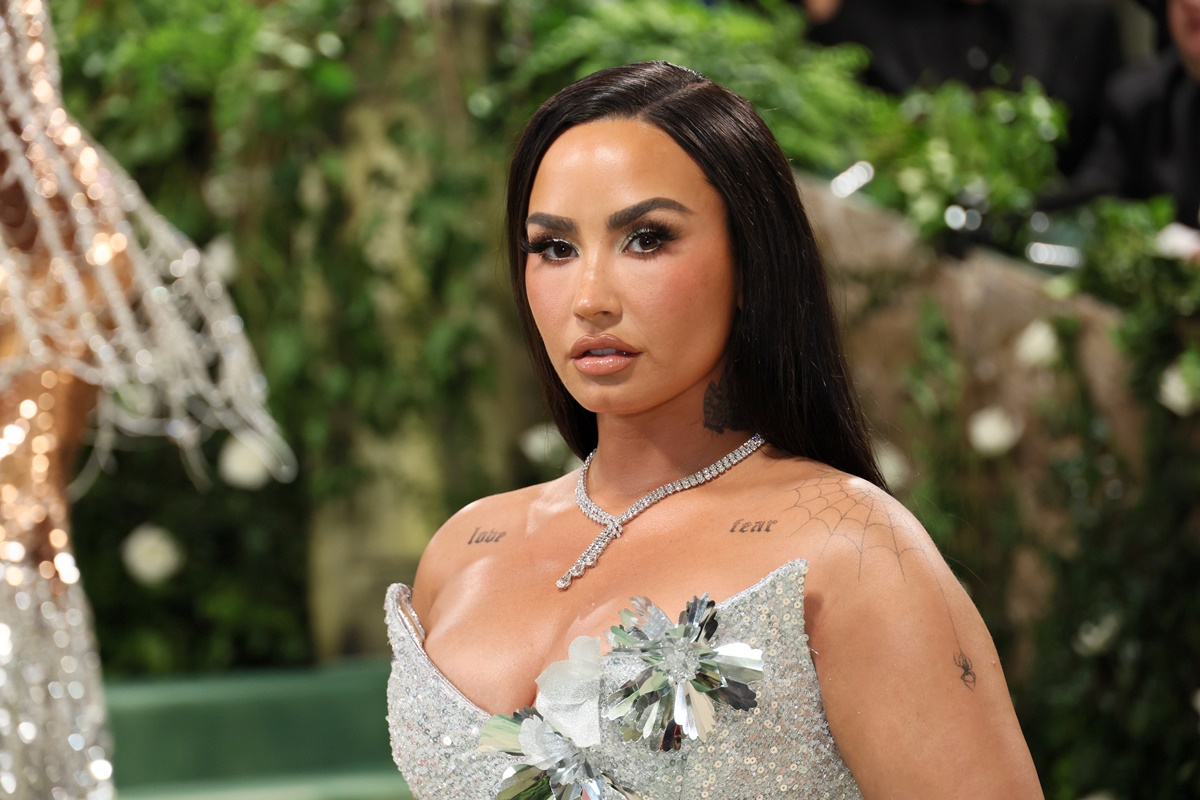 Demi Lovato relembra quando cantou para ETs: “Estava muito chapada”