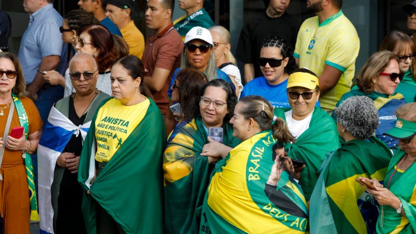 Apoiadores se concentram em hospital durante procedimento de Bolsonaro