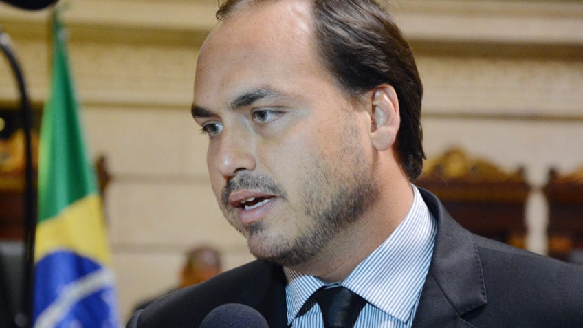 Carlos diz que escolta com policiais armados humilha Bolsonaro