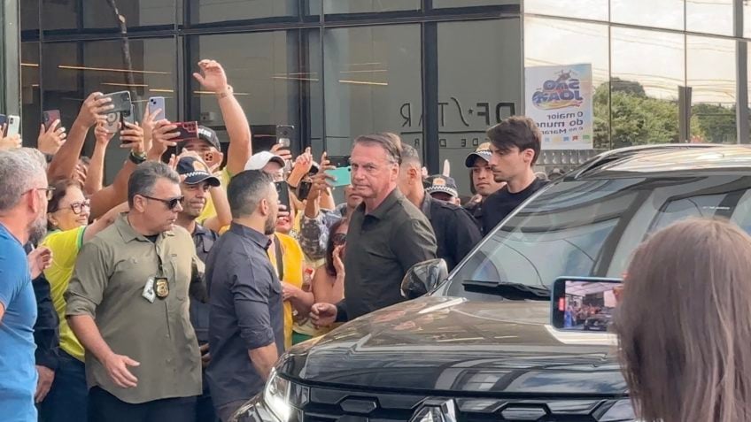 Bolsonaro deixa hospital depois de 6 horas