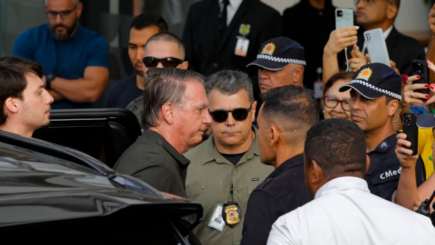 Bolsonaro está com anemia e pneumonia residual, diz boletim
