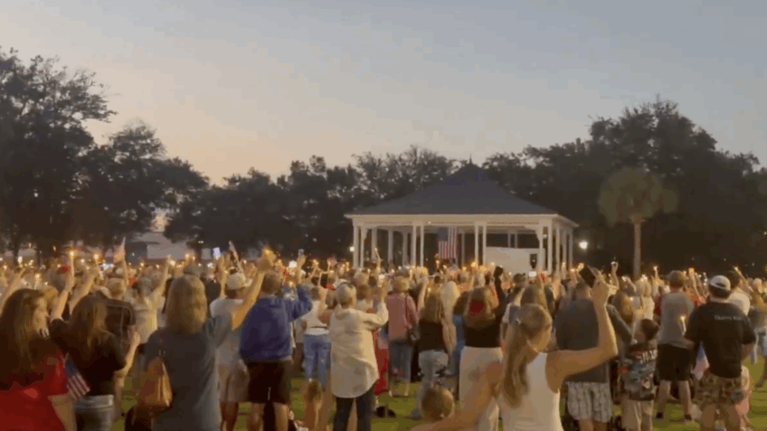 Pessoas vão às ruas em memória de Charlie Kirk