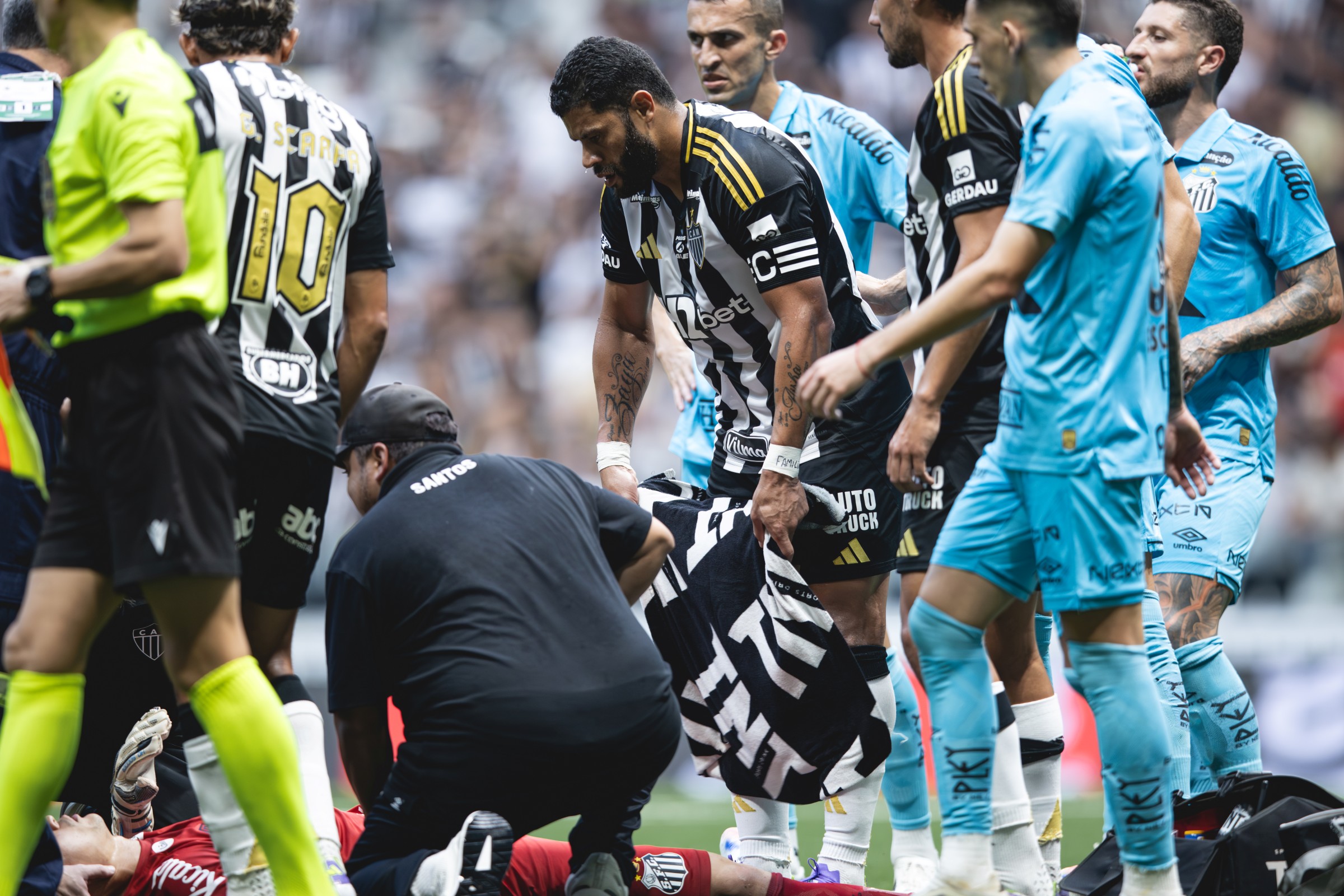 Atlético-MG e Santos empatam pelo Brasileirão em jogo caótico