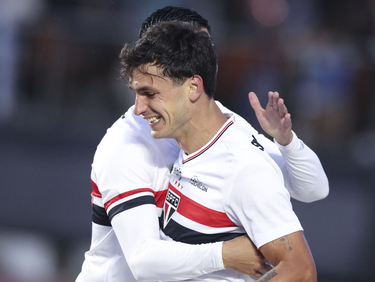 São Paulo vence Botafogo em casa e se aproxima do G6 do Brasileirão