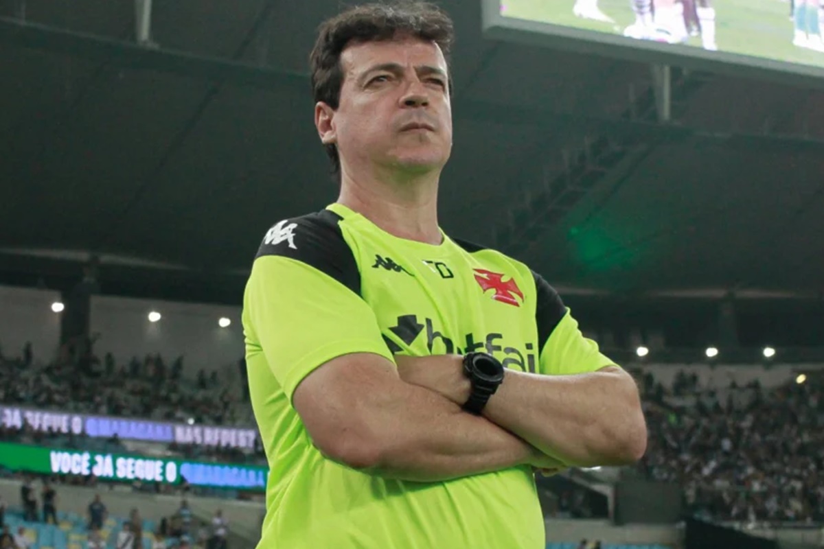 Vídeo: Fernando Diniz derruba celular de torcedor antes de jogo