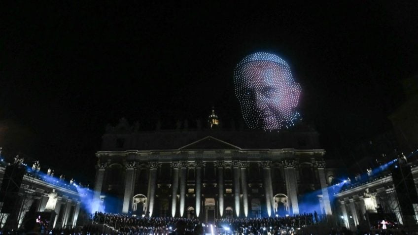 Vaticano exibe show de drones com imagens do papa Francisco