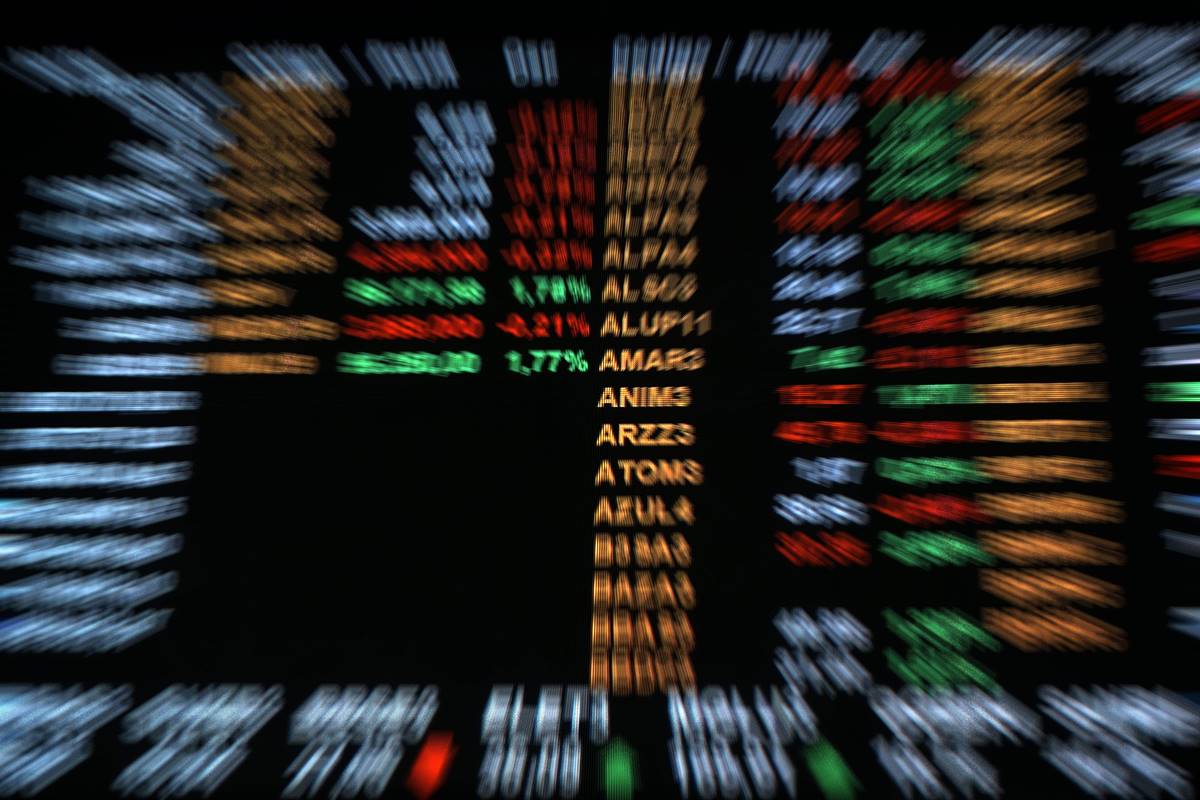 Ibovespa dispara e bate novo recorde histórico. Dólar cai a R$ 5,30