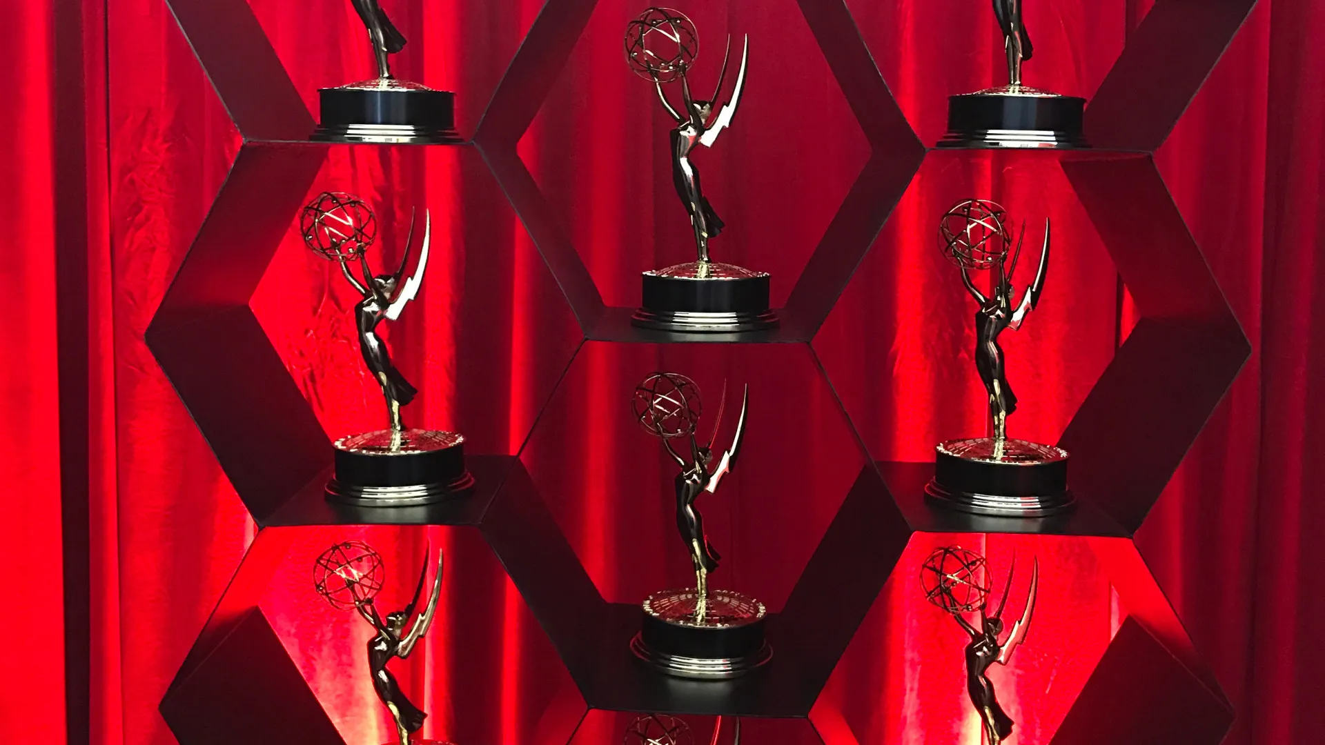 Veja onde assistir às séries vencedoras do Emmy 2025