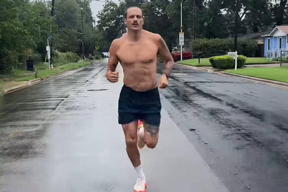 Homem tem corpo transformado após desafio de correr 1,6 km diariamente