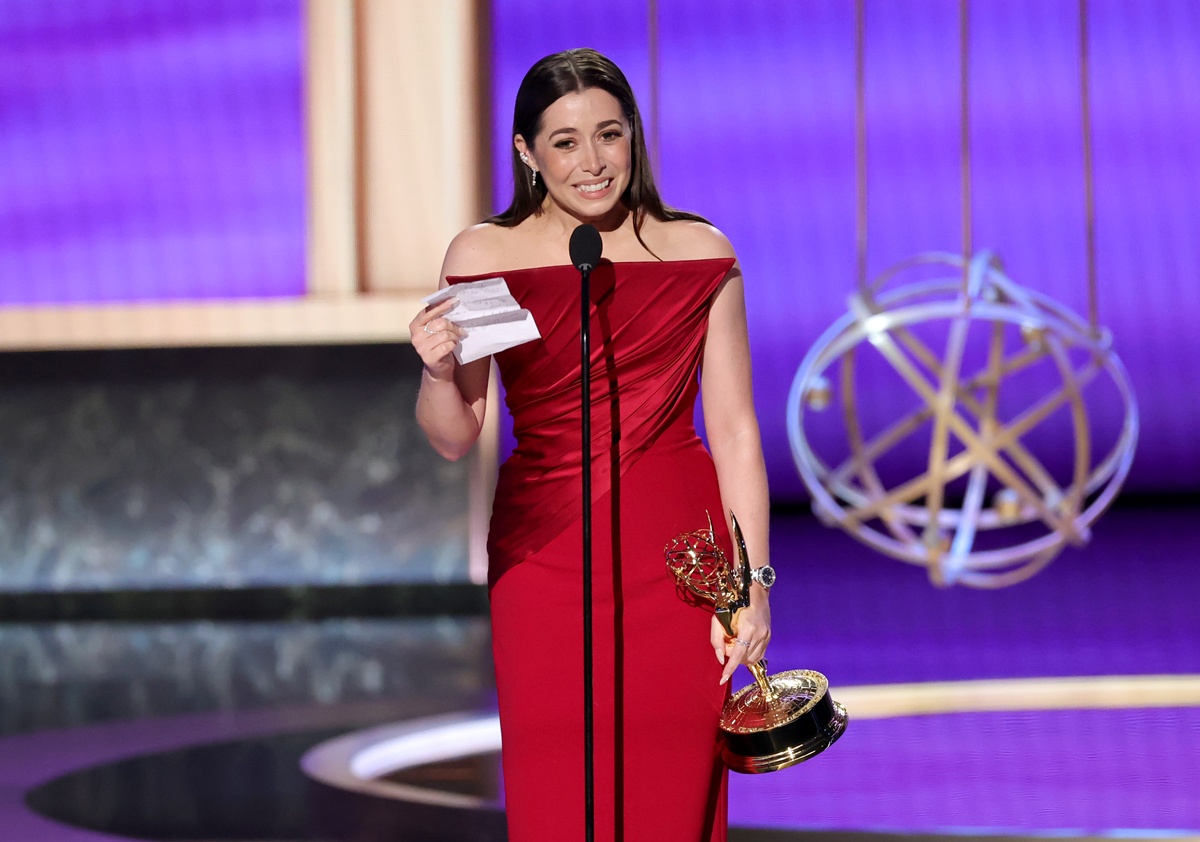 Vídeo: atriz vencedora do Emmy leva tombo e deixa troféu cair