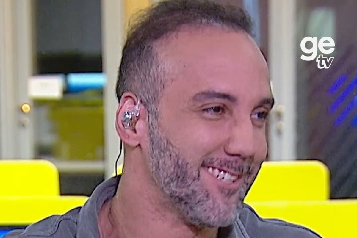 Narrador comete gafe e troca nomes de emissoras em transmissão de jogo