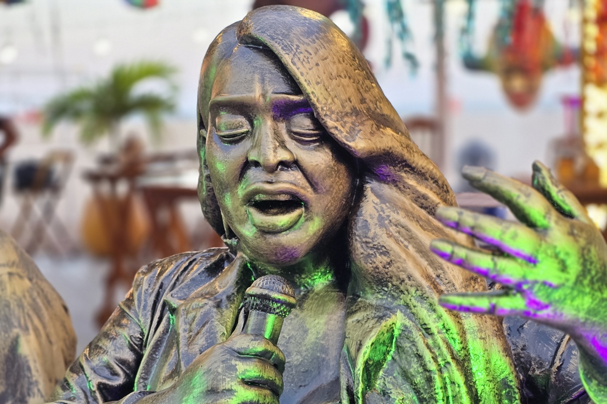 Preta Gil ganha escultura ao lado de Gilberto Gil no Rio; veja fotos