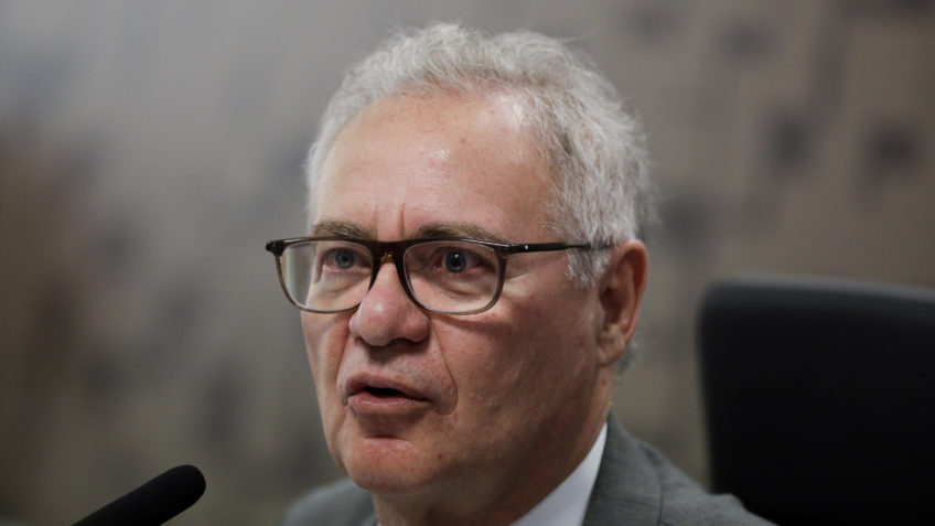 Renan pauta isenção de IR no Senado alegando "lentidão" na Câmara