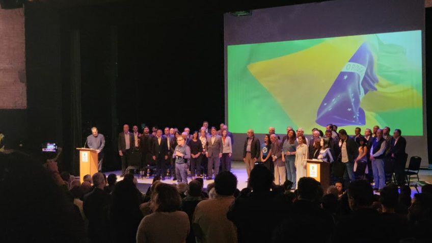 Ato por democracia tem tucanos, petistas, Alckmin e Gilmar Mendes