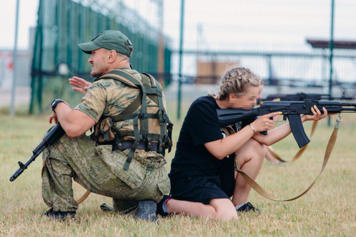 Rússia deporta e militariza crianças ucranianas, denuncia relatório