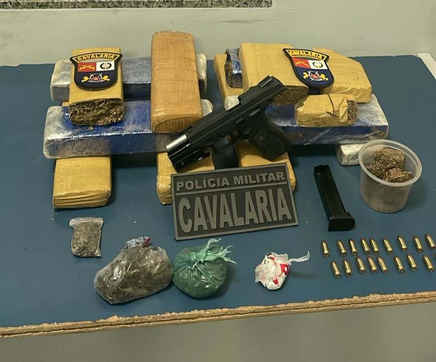 Cavalaria da Polícia Militar prende homem em flagrante com arma de fogo e tabletes de maconha