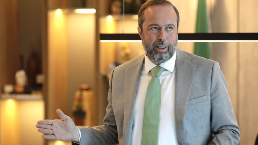 Brasil não repetirá ciclo do ouro nos minerais críticos, diz Silveira