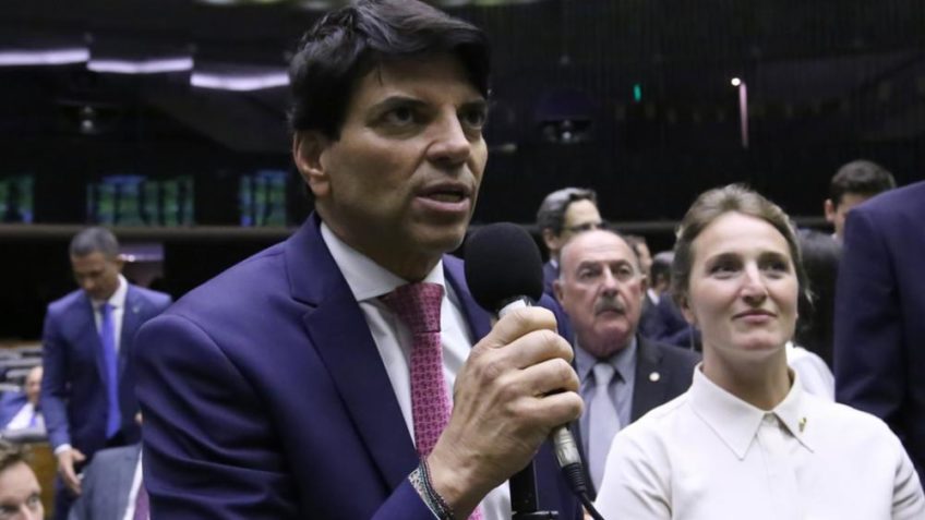Hugo Motta troca relator da PEC da Blindagem na Câmara