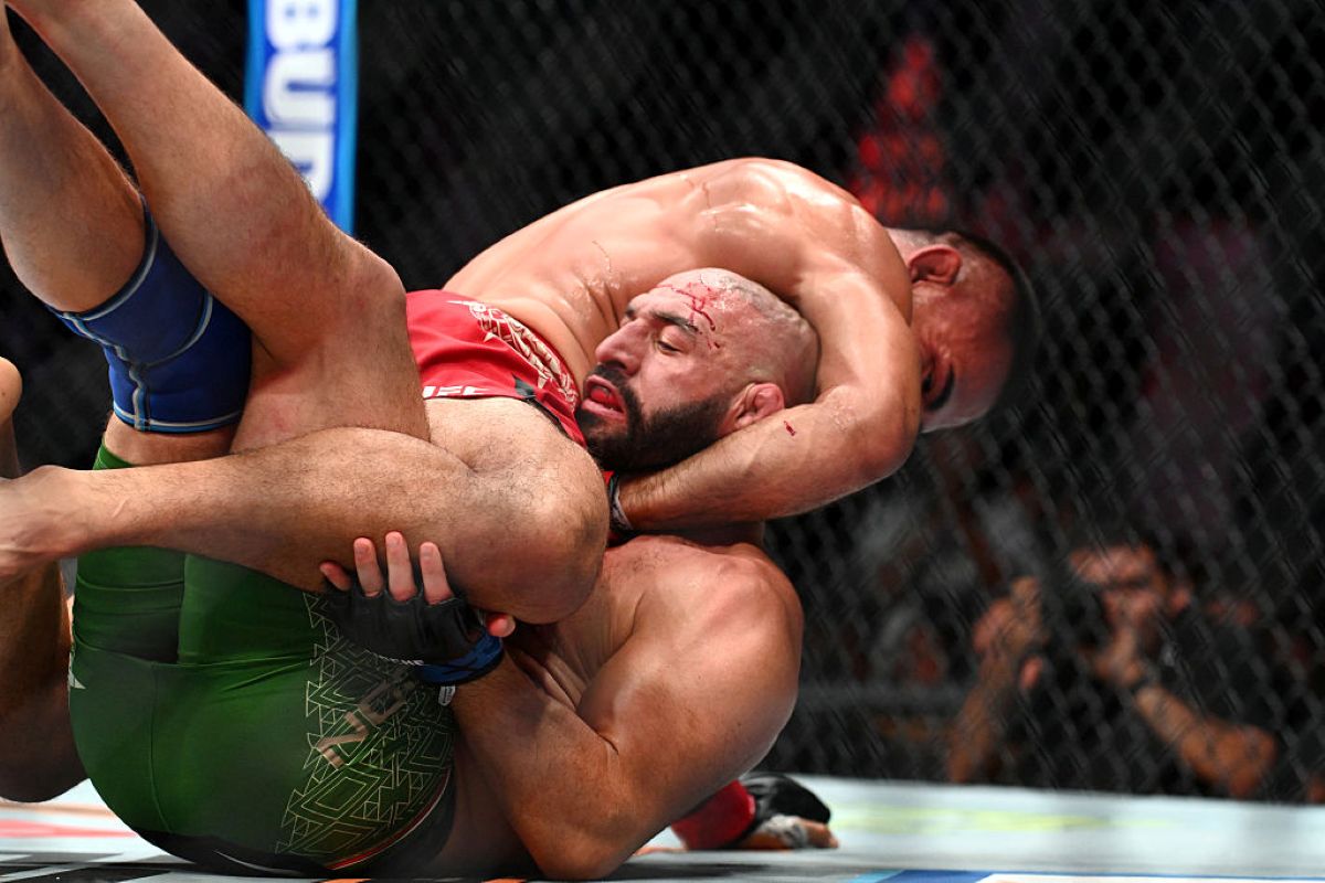 Derrubado duas vezes! Lutador foi atropelado antes de nocaute no UFC