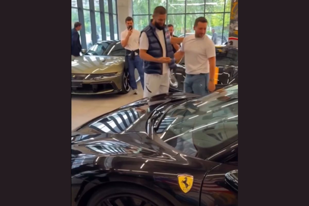 Vídeo: campeão do UFC ganha Ferrari de quase R$ 2 milhões de amigos