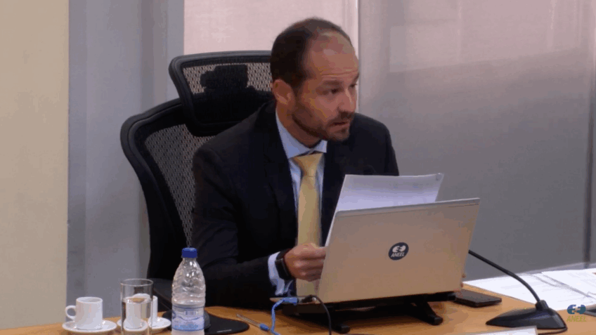 Diretor da Aneel rebate ministro e retira processo de pauta