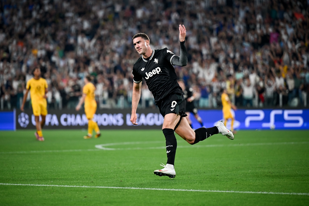 Juventus marca no fim e empata com Borussia em jogo de oito gols