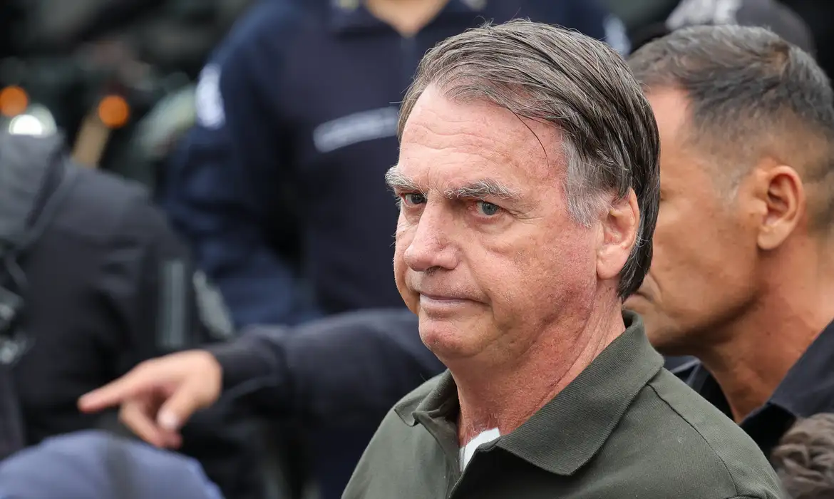 Bolsonaro teve pré-síncope, vômitos e queda de pressão, diz defesa