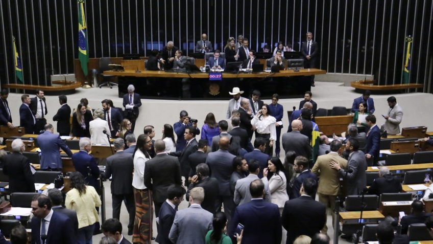 Políticos criticam proposta da PEC da blindagem