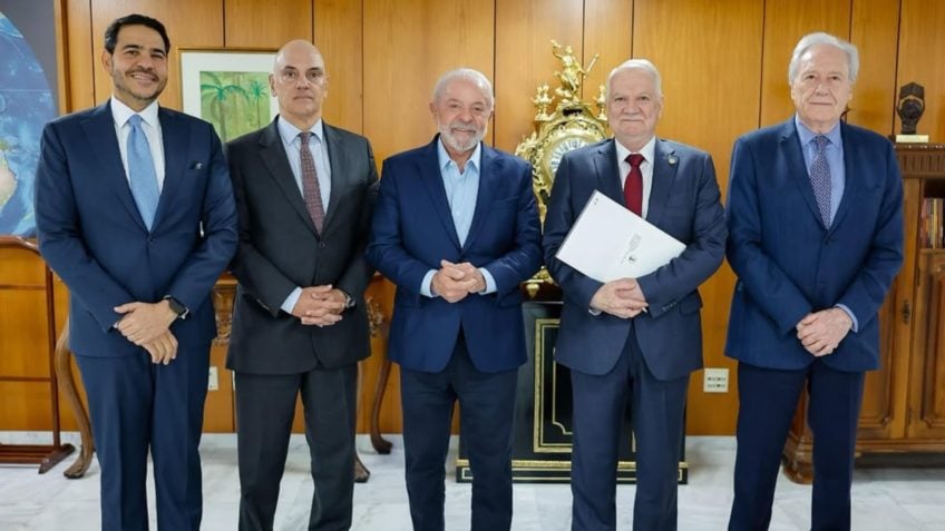 Fachin e Moraes entregam a Lula convite para posse no STF