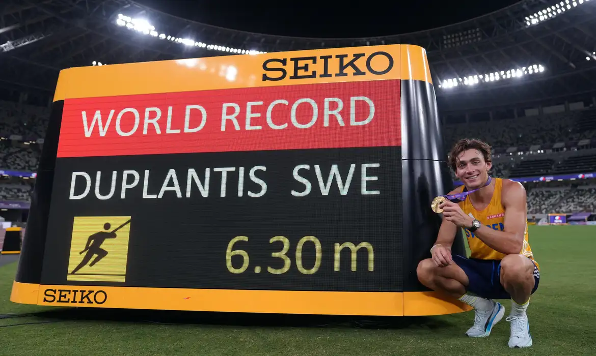 Mondo Duplantis quebra recorde mundial do salto com vara