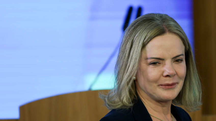 PEC da blindagem não é assunto do governo, diz Gleisi