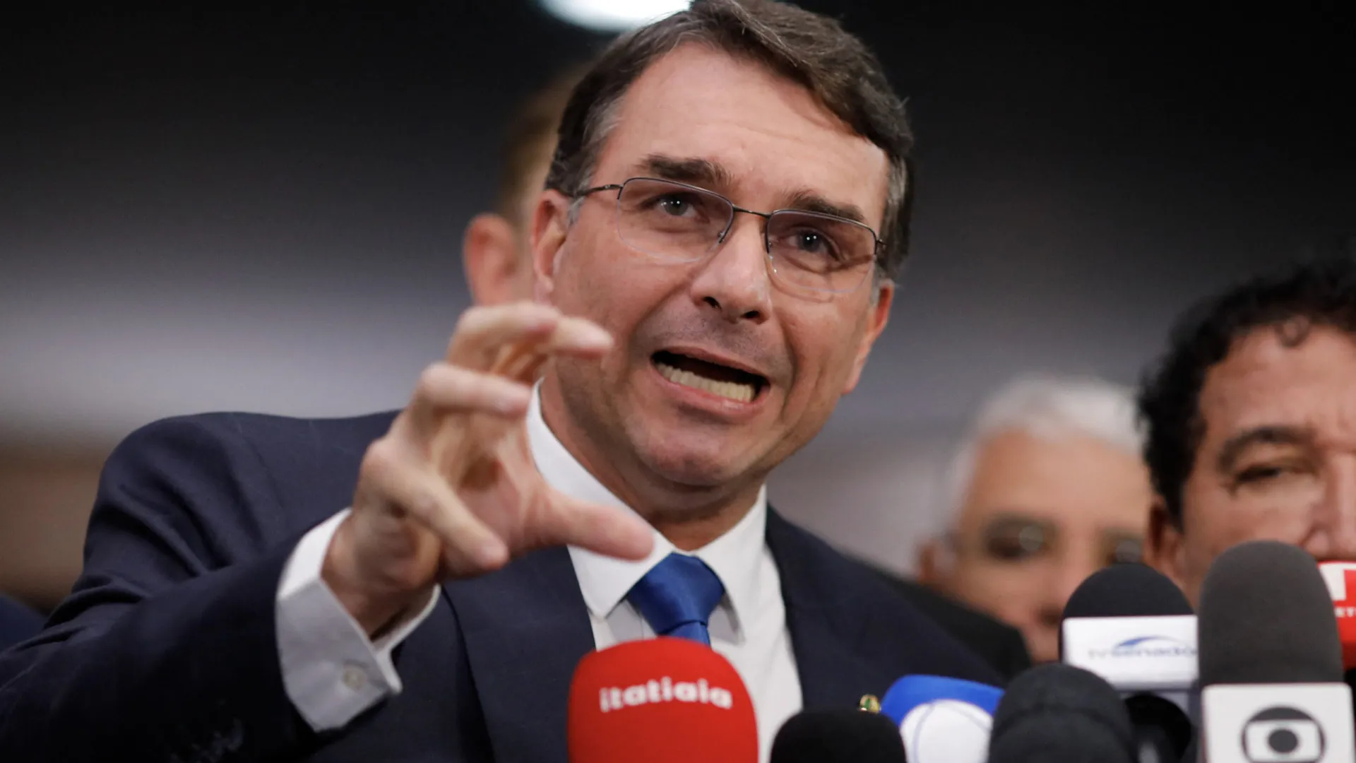 Bolsonaro parou de respirar durante crise de vômito, diz Flávio