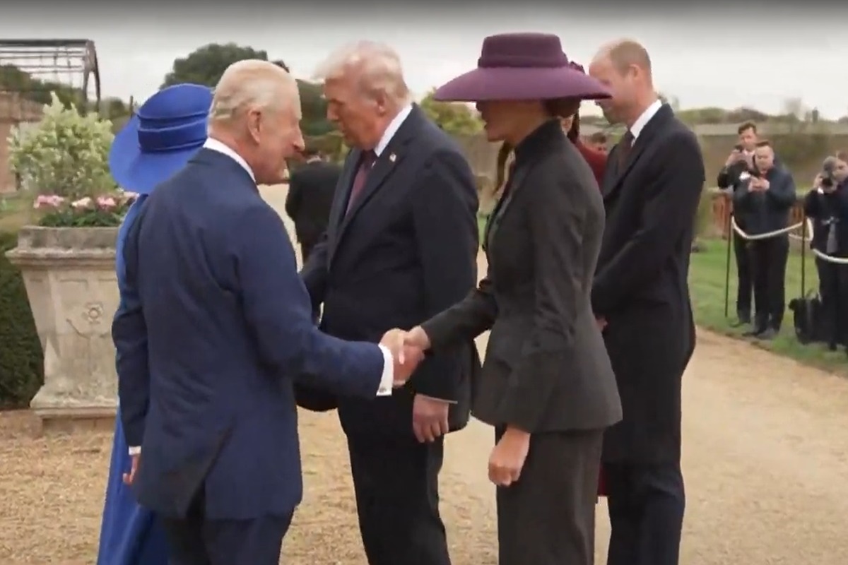 Trump é recebido pelo rei Charles ao chegar ao Castelo de Windsor