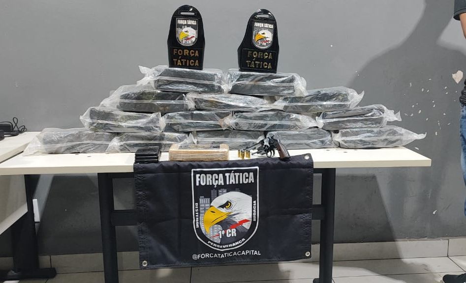 Força Tática conduz quatro suspeitos, recupera caminhonete e apreende 15 tabletes de entorpecentes