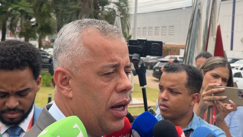 Aliado de Bolsonaro diz que ex-presidente ficará mais tempo internado