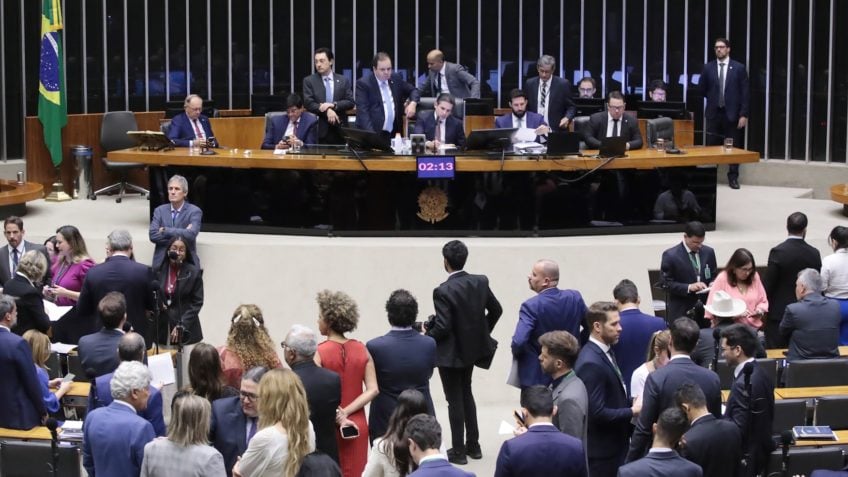 Centrão manobra e retoma o voto secreto na PEC da blindagem
