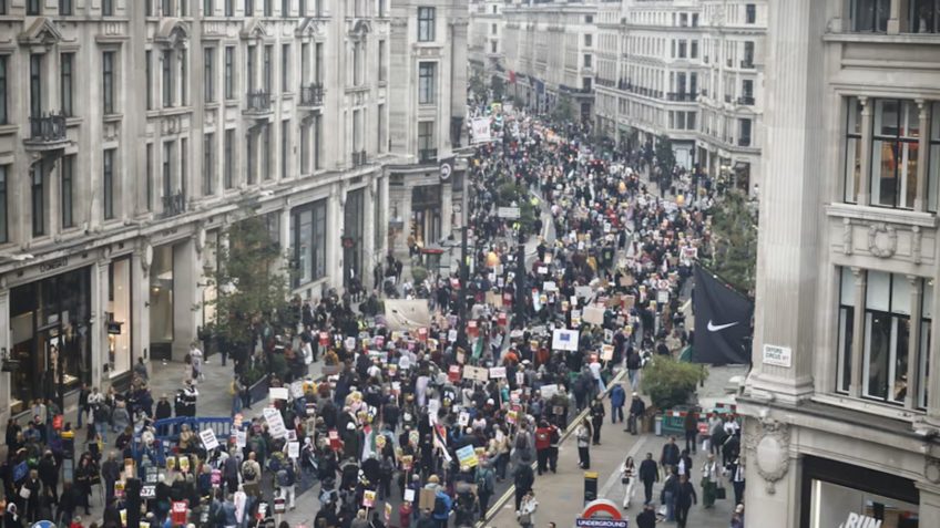 Milhares de manifestantes fazem ato contra Trump em Londres