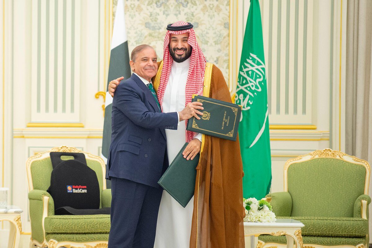 Arábia Saudita e Paquistão assinam acordo estratégico de defesa mútua