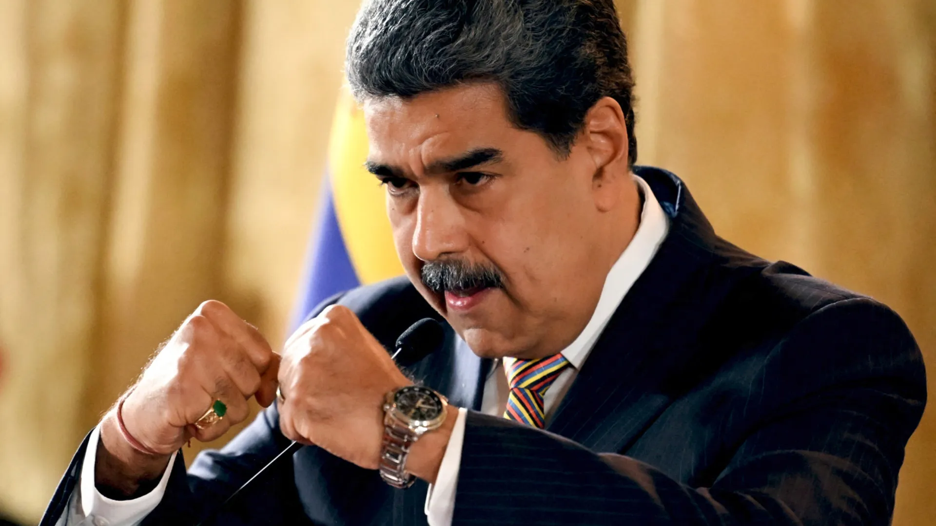 Venezuela responde aos EUA com exercícios militares em ilha do Caribe