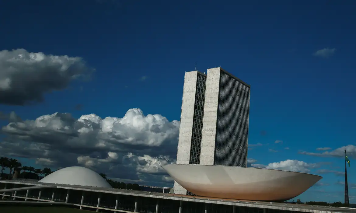 CCJ do Senado aprova relatório que regulamenta reforma tributária