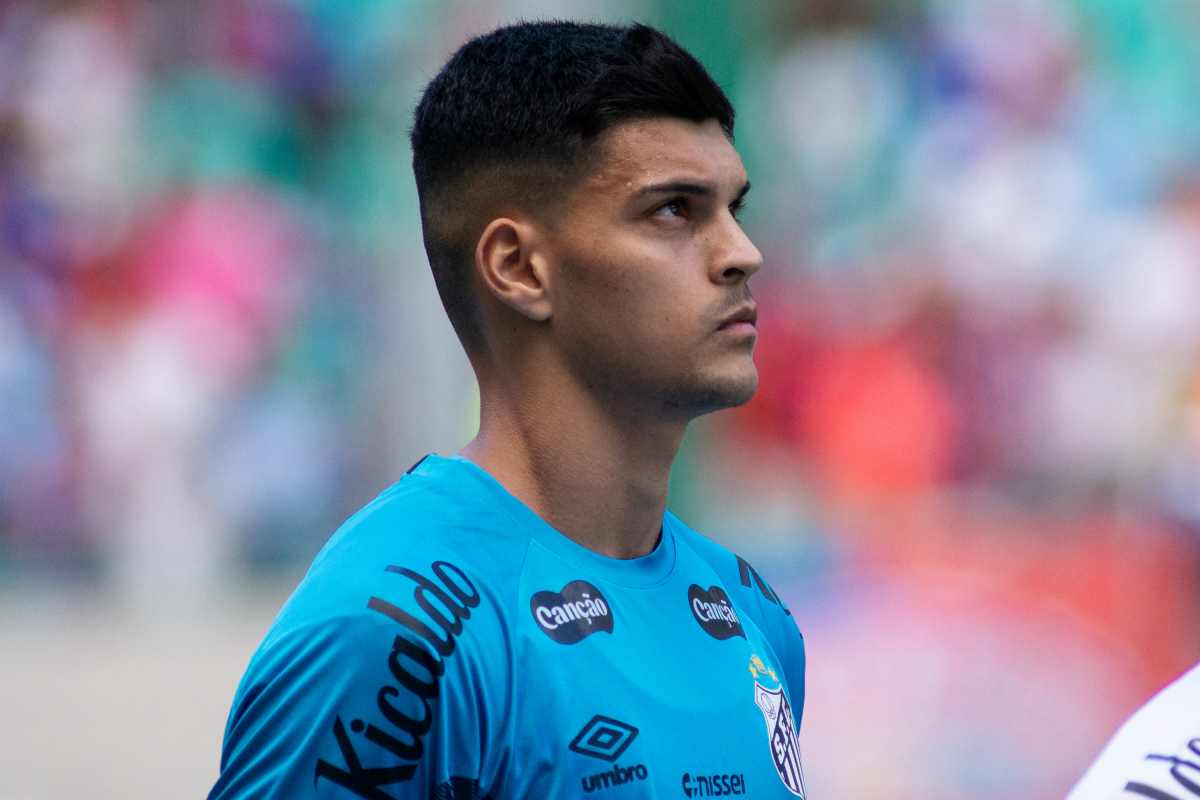 Após pancada, goleiro do Santos vira dúvida para clássico; entenda