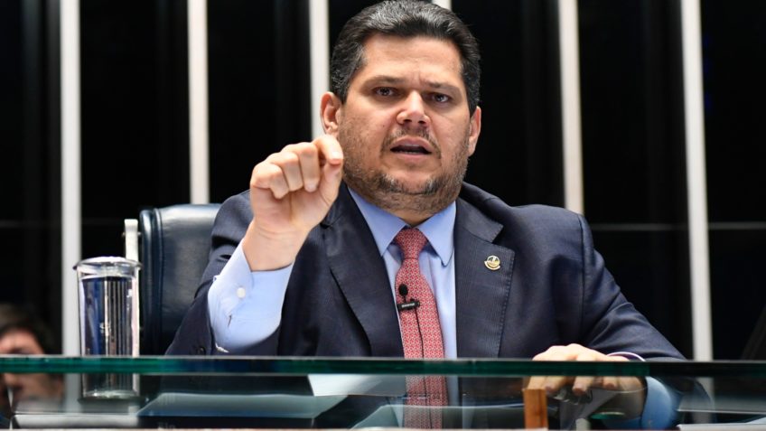 Alcolumbre critica Eduardo por "instigar" os EUA contra o Brasil