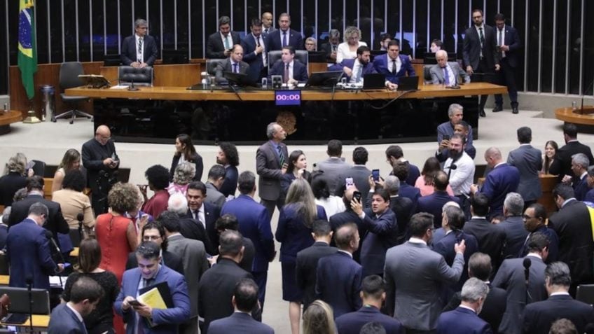 Saiba como votou cada deputado e partido na urgência da anistia
