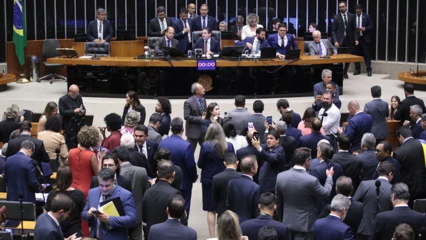 181 deputados de partidos da Esplanada votam para acelerar anistia