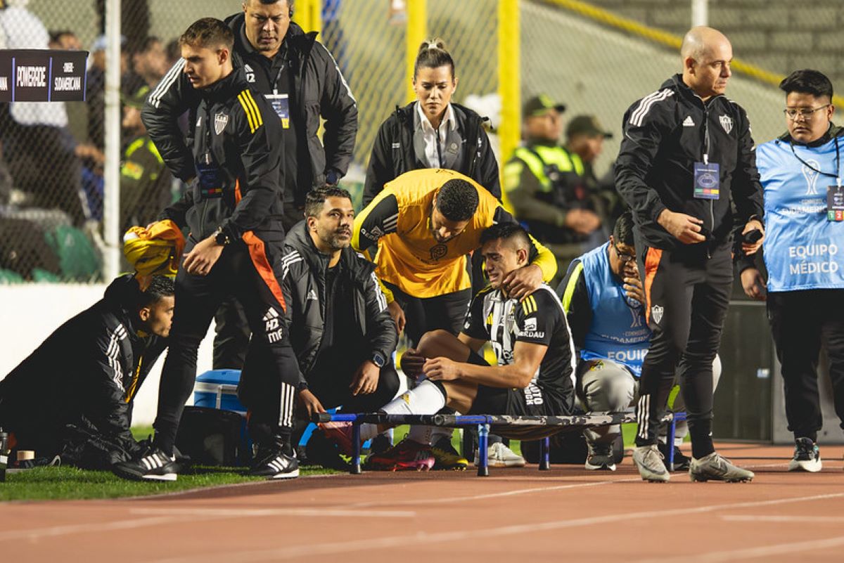 Atlético-MG informa situação de Cuello após forte torção. Confira