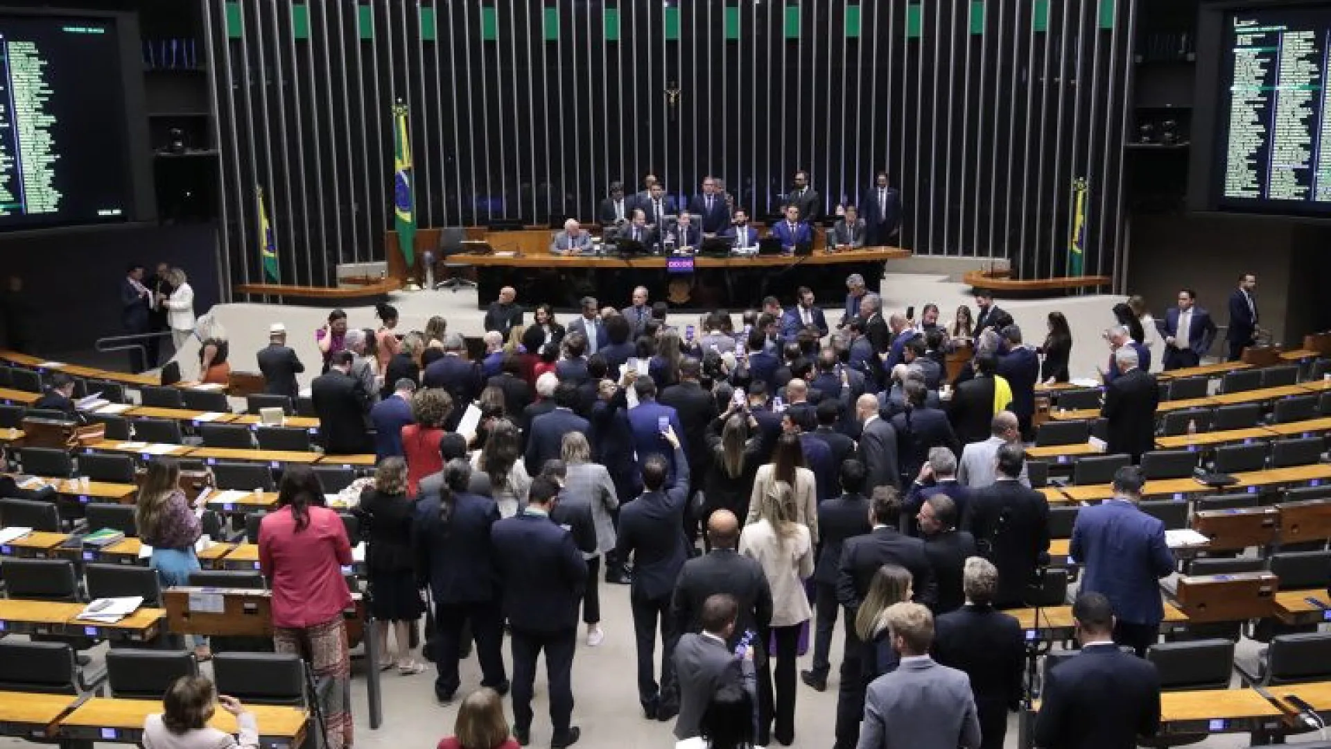 Câmara impõe derrota ao governo, avança com anistia e vai decidir se dá perdão ou reduz penas