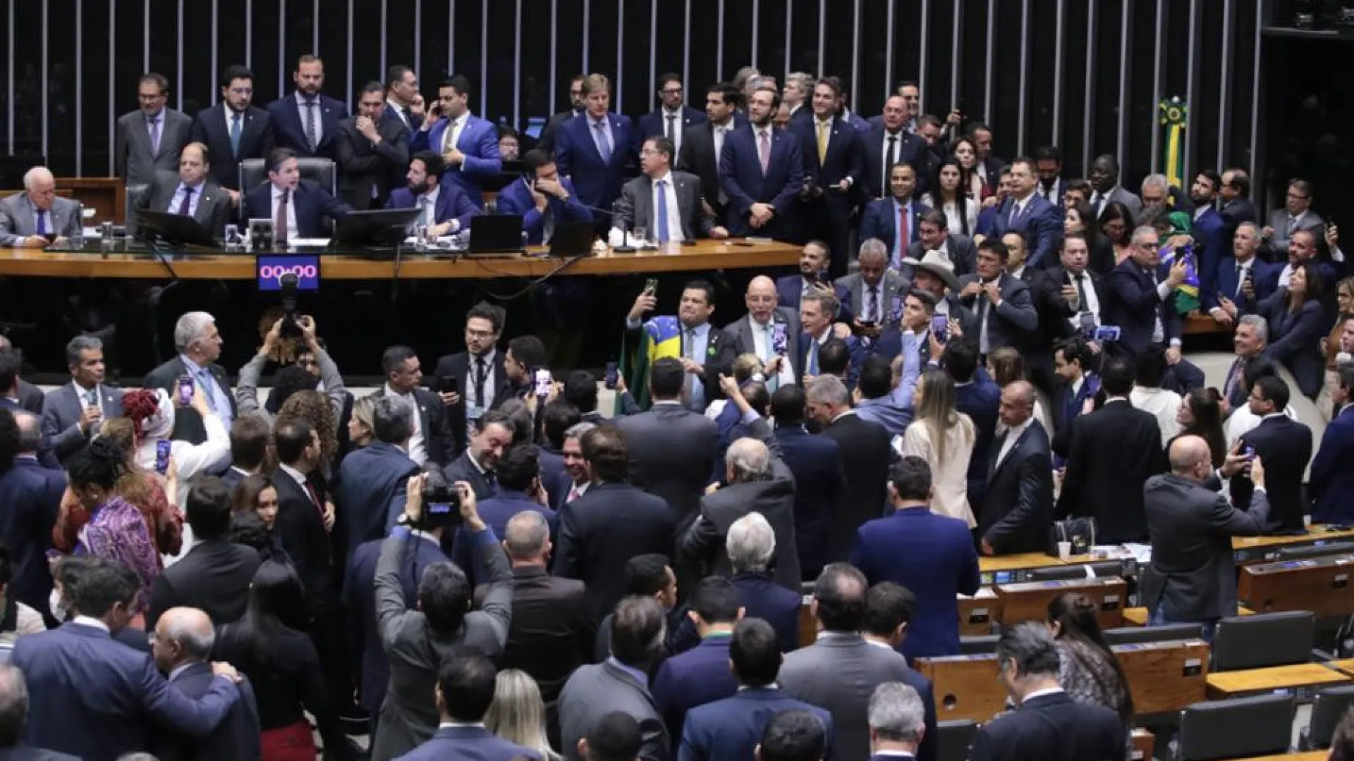 PEC também blinda deputados estaduais e ameaça processos em todo o país