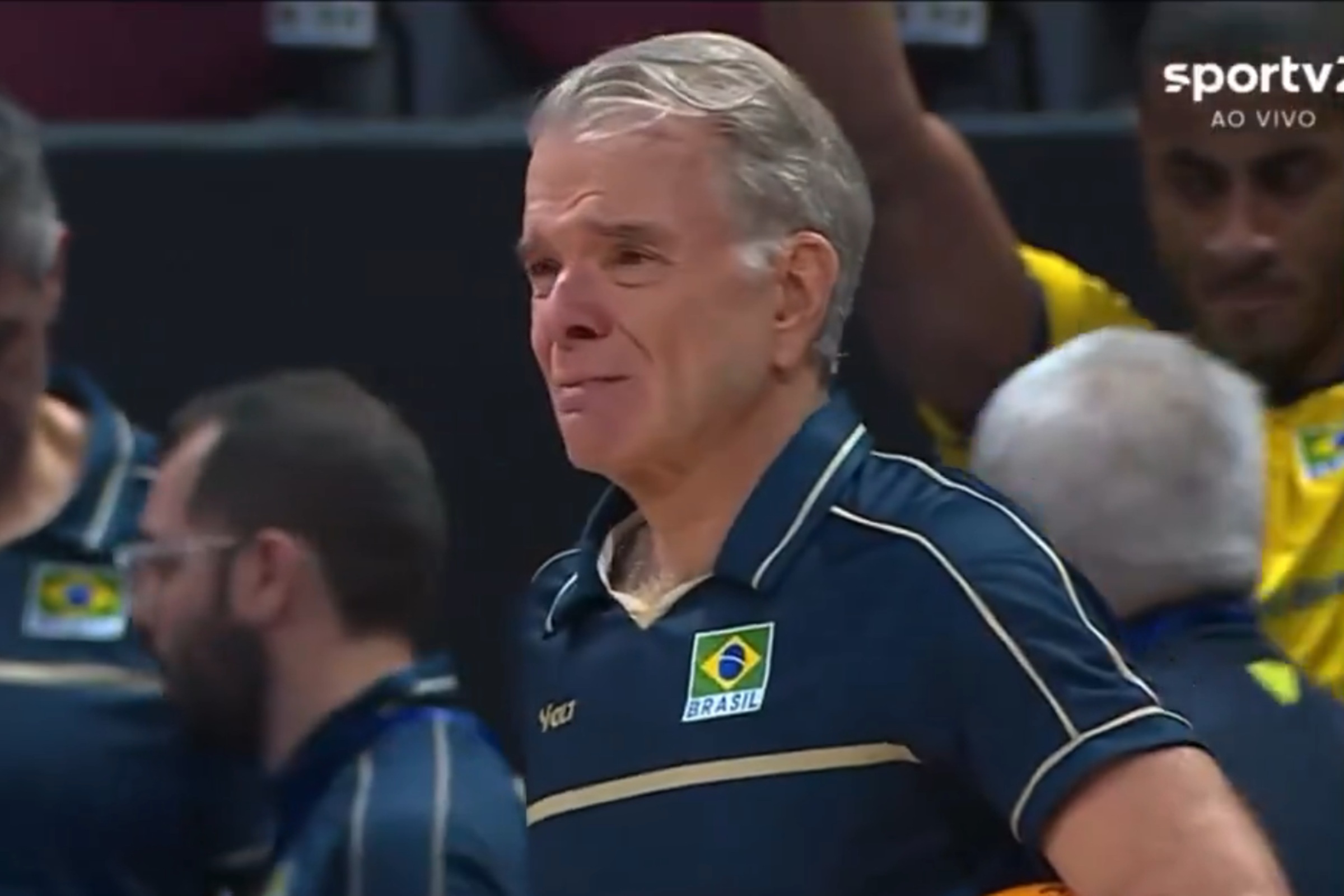 Bernardinho chora em jogo do Brasil após perda da mãe. Assista