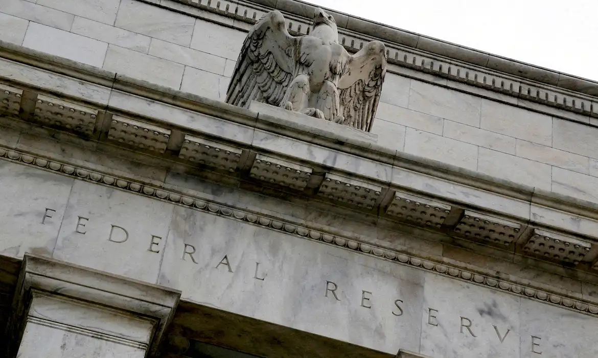 Fed corta juros em 0,25 ponto e prevê ritmo constante de reduções