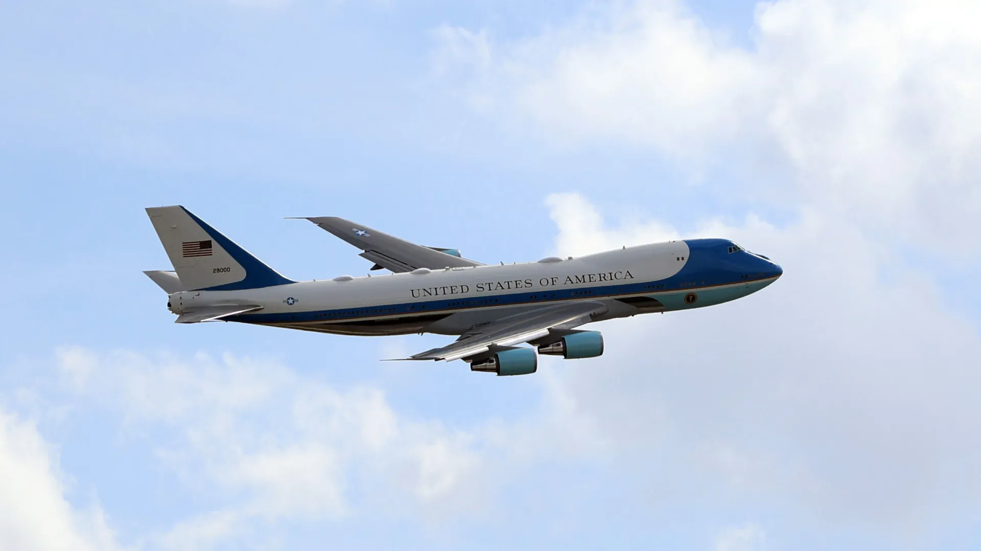 Controle aéreo obriga voo se afastar do Air Force One: "Prestam atenção!"